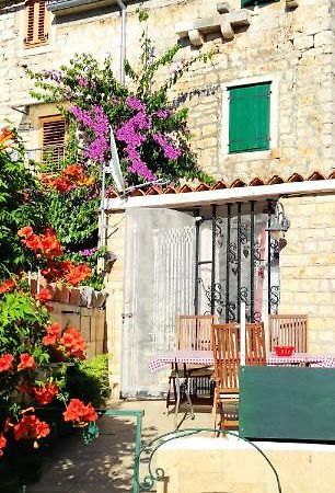 Apartment Alena With Terrace And Garden Center Jelsa イェルサ エクステリア 写真