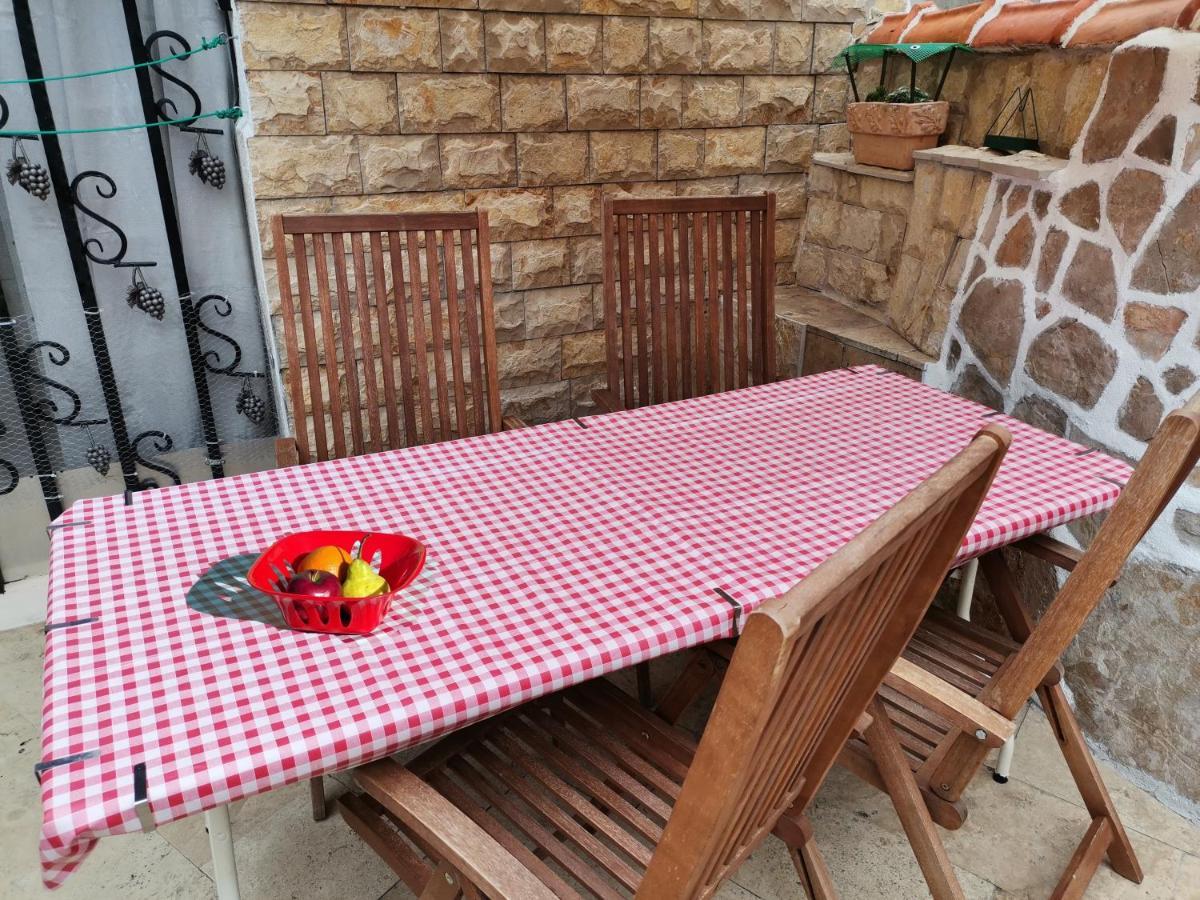 Apartment Alena With Terrace And Garden Center Jelsa イェルサ エクステリア 写真